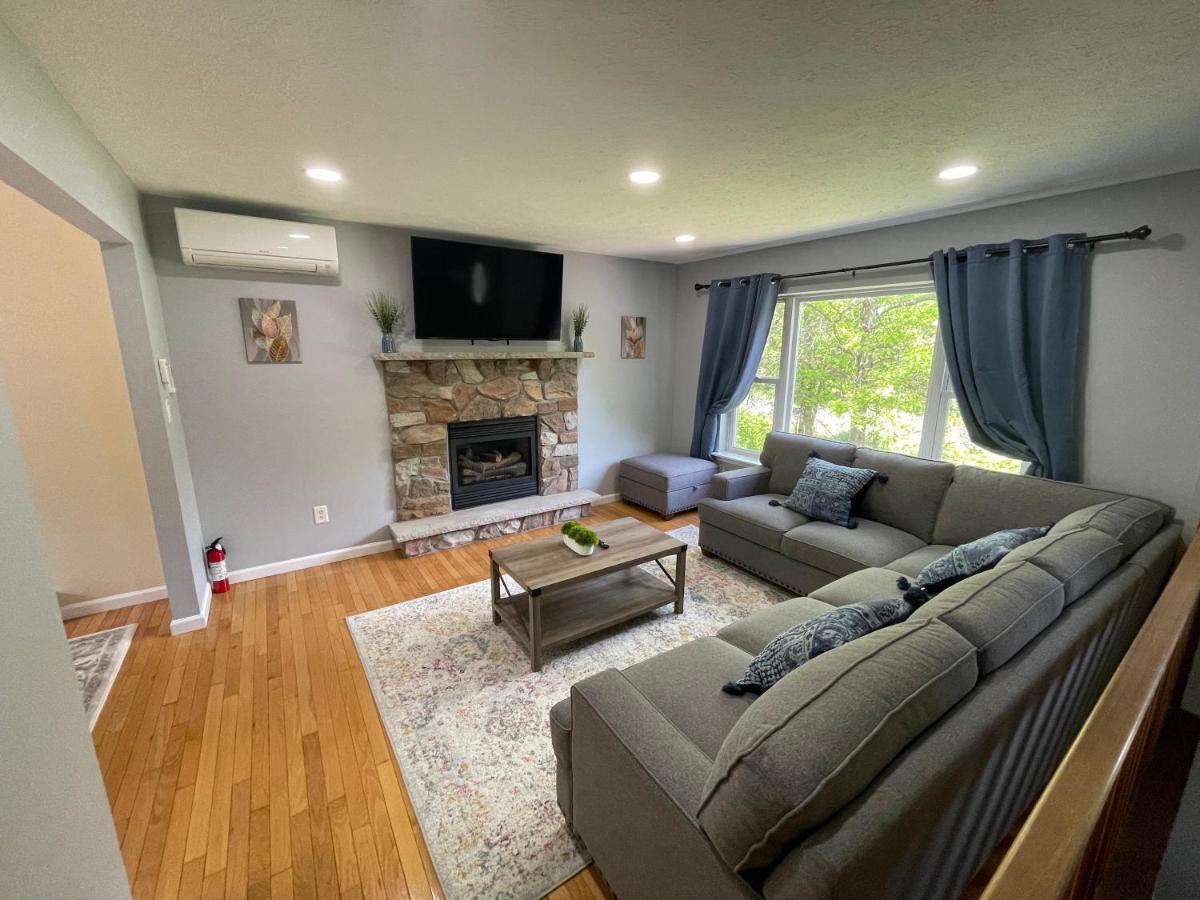Spacious Pocono With Hot Tub And Fire Pit Holiday home *