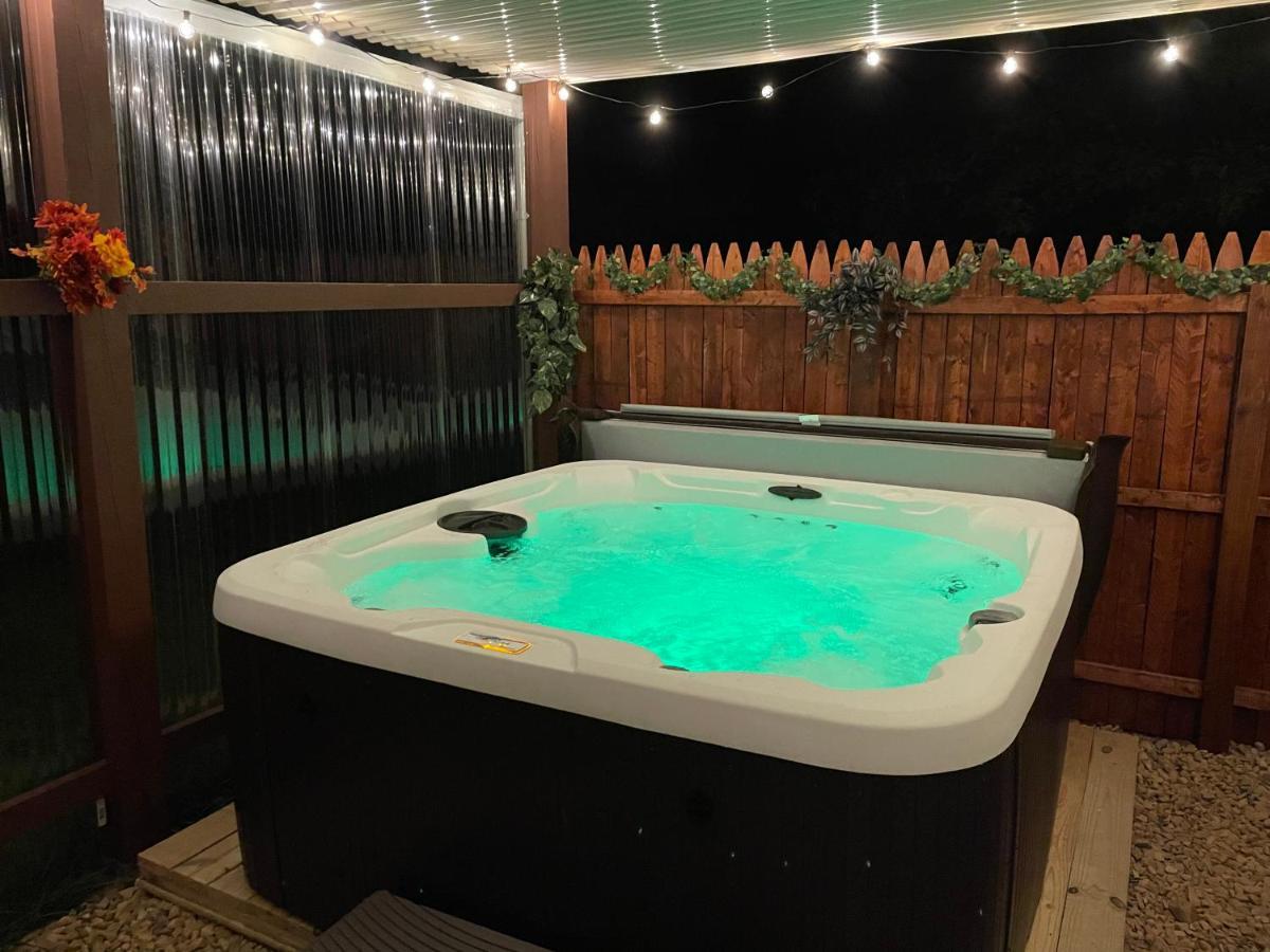 Spacious Pocono With Hot Tub And Fire Pit Holiday home Long Pond