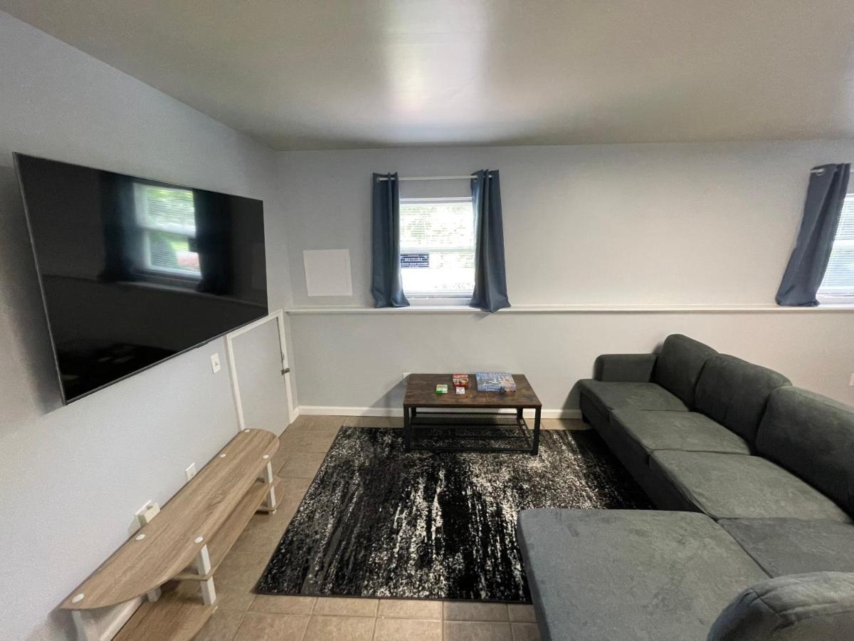 Spacious Pocono With Hot Tub And Fire Pit Holiday home Long Pond