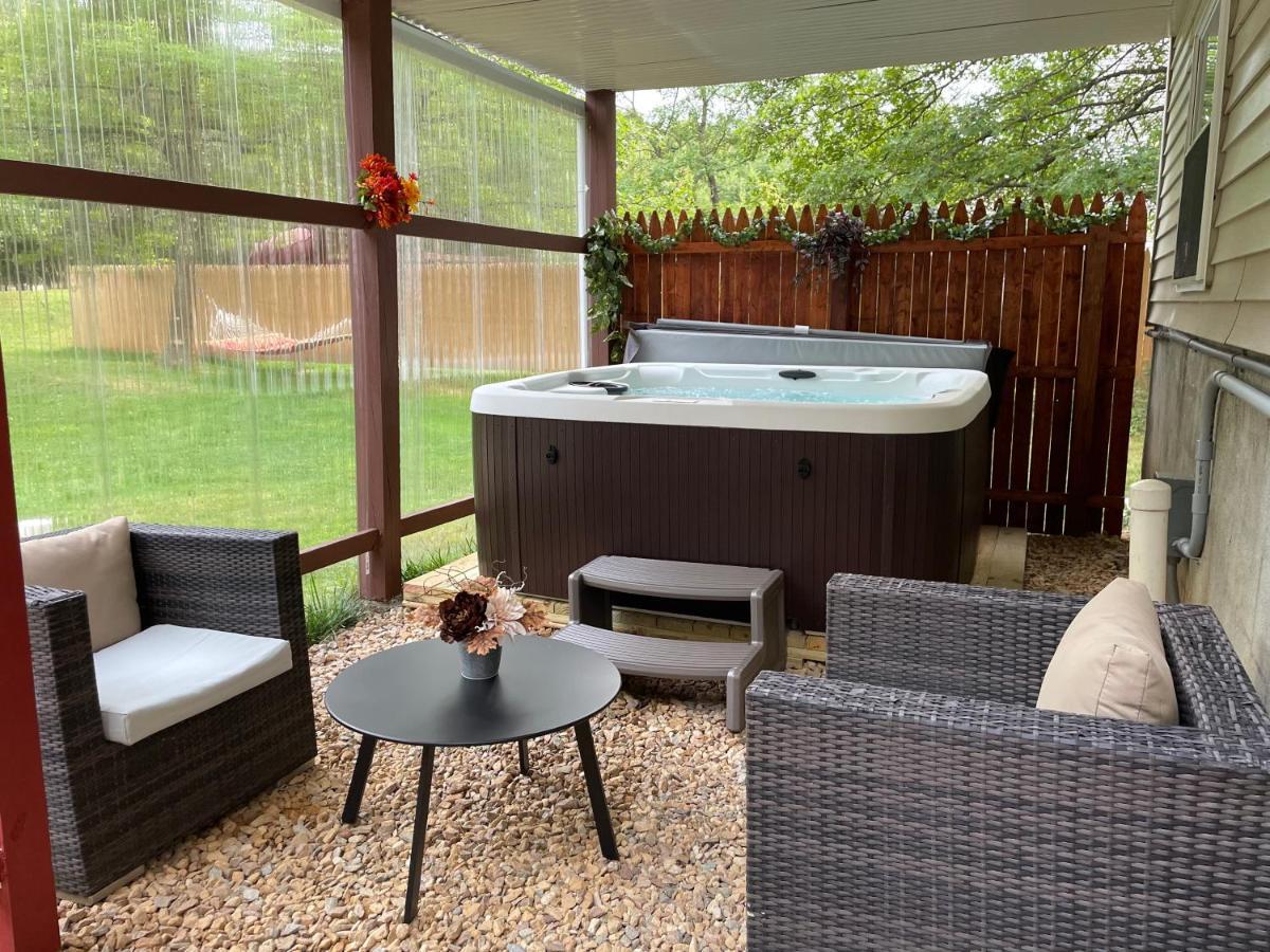 Spacious Pocono With Hot Tub And Fire Pit Holiday home Long Pond