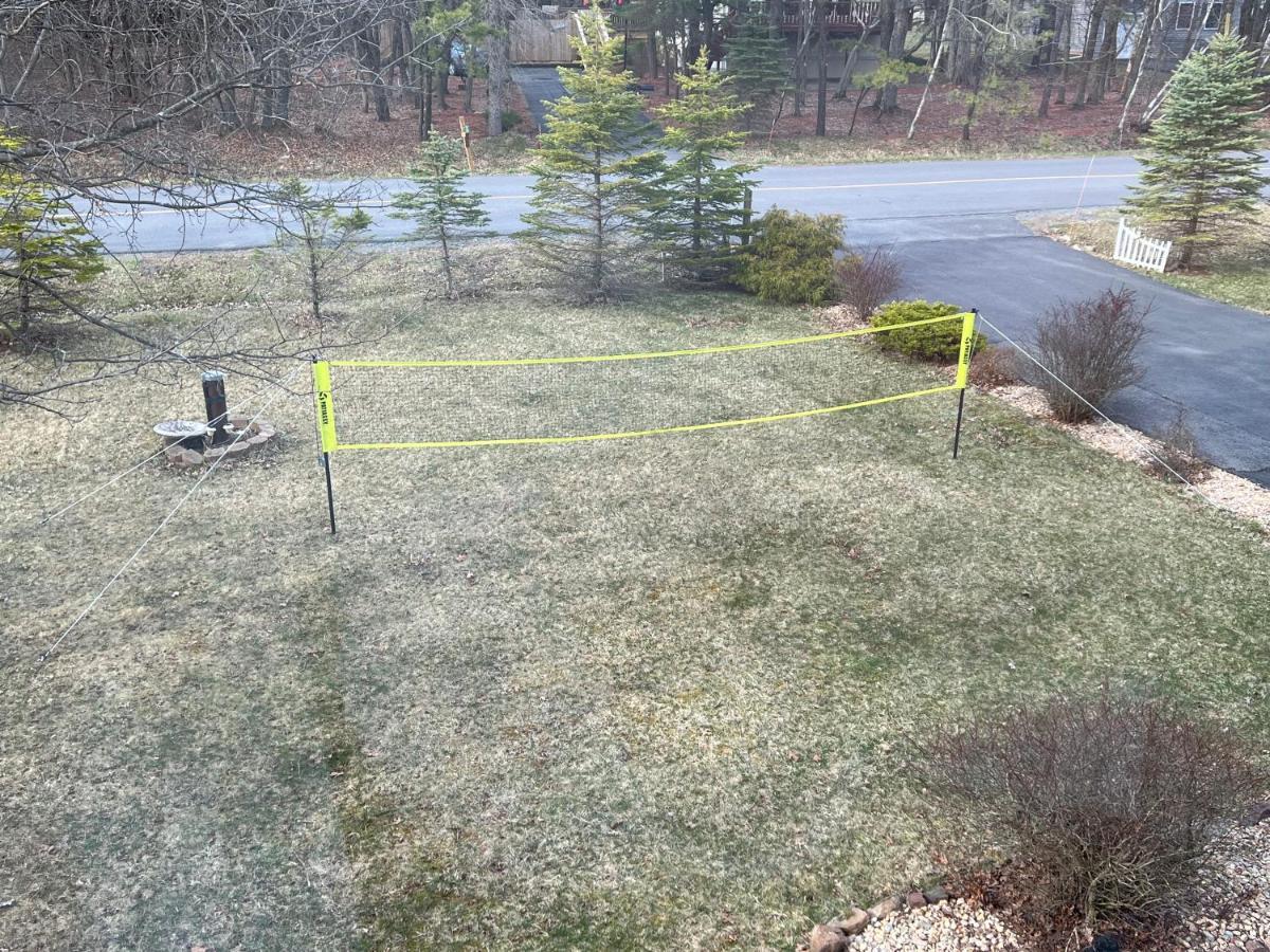 Spacious Pocono With Hot Tub And Fire Pit Holiday home *
