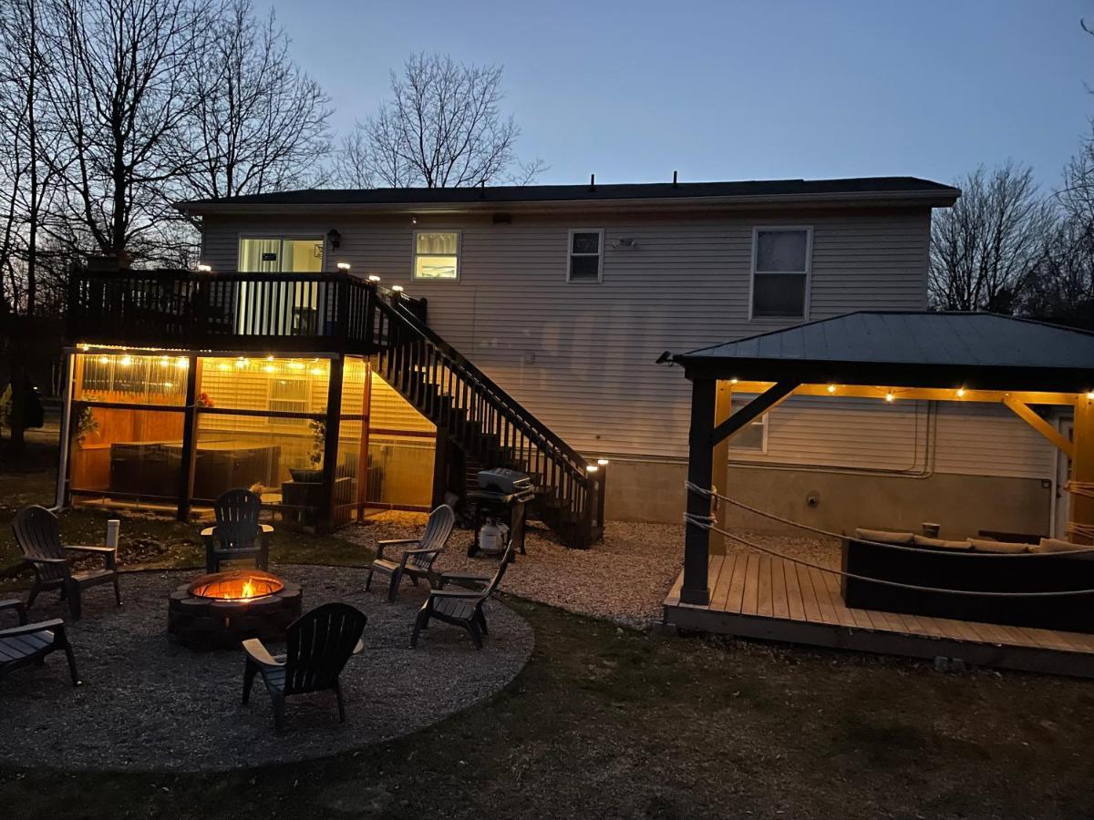 Spacious Pocono With Hot Tub And Fire Pit Long Pond