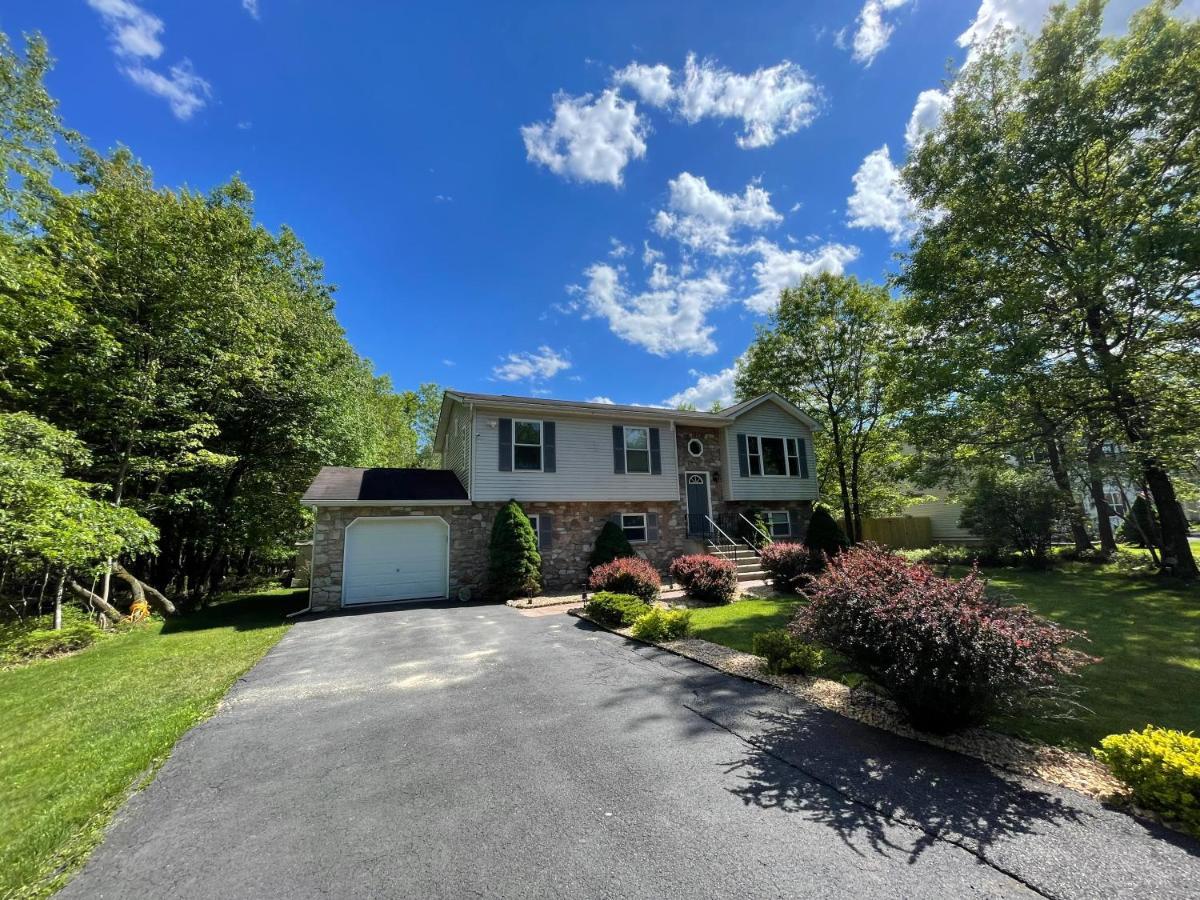 Spacious Pocono With Hot Tub And Fire Pit Long Pond